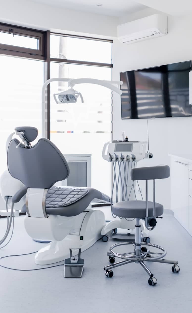 Zahnarzt bei professioneller Zahnersatz-Behandlung mit modernster Technik